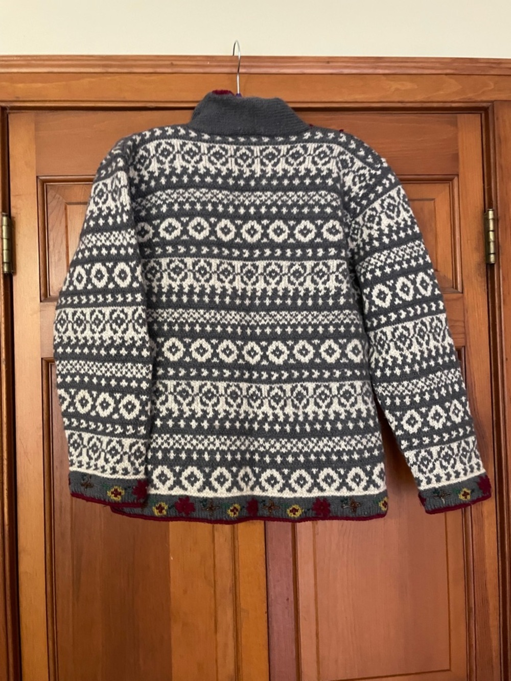 2 WOOL SWEATERS - Picture 4 of 8